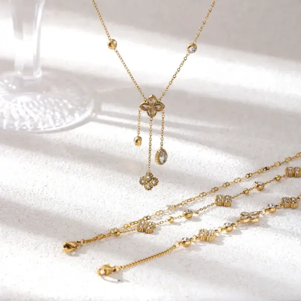 Wholesale Asymmetrical Flowers Jewelry Set For Women With 18K Real Gold Plated 304 Stainless Steel And PVD Coated Cable Chain
