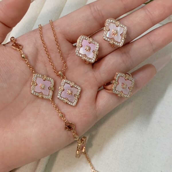 Wholesale Copper Italian brushed finish, natural pink mother-of-pearl three-flower bracelet, diamond-encrusted four-leaf clover clavicle chain.