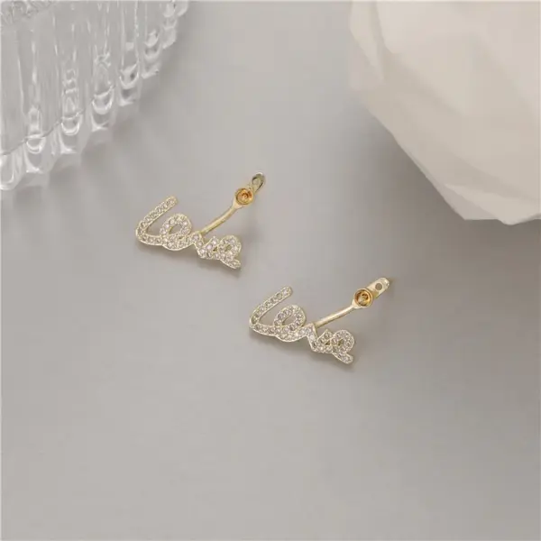Wholesale Heart Shape Stud Earrings For Women With 925 Sterling Silver Posts And Electroplated Copper Base Featuring Zircon Inlay
