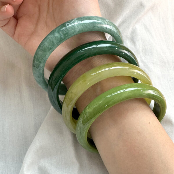 oly-64906095a7378e2c52ab06c9b343334f Wholesale plain circle round geometric resin bracelet ig wind spring and summer color halo bracelet