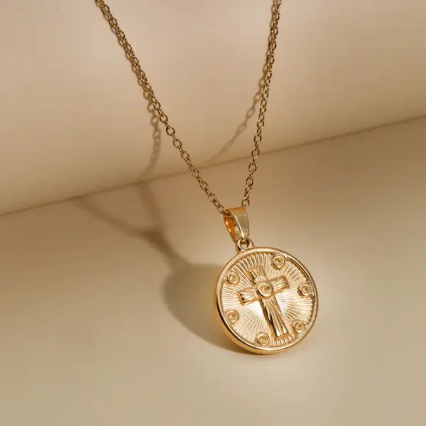 Wholesale Ion Plating (IP) 18K Gold Plated Cross 304 Stainless Steel Casual Classical Simple Style Waterproof Non Tarnish 304 Stainless Steel Pendant Necklace