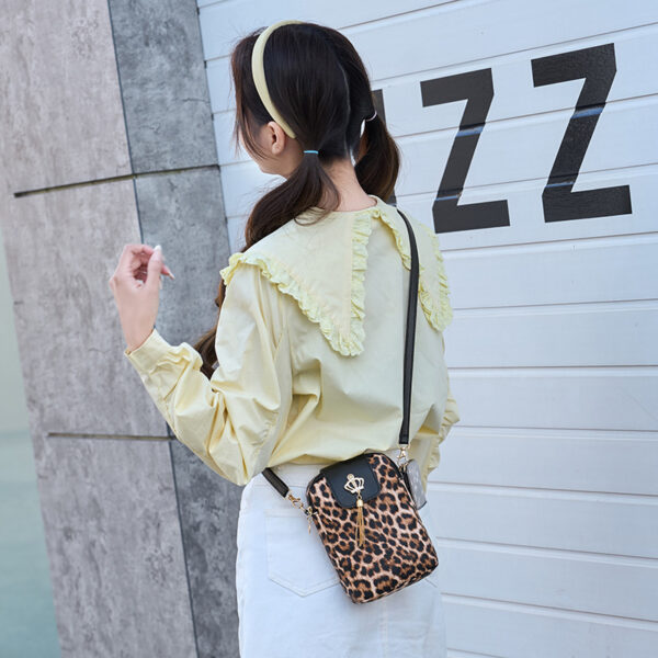 oly-65534f17571728212f13eb9c0d33a377 Wholesale Vertical small bag, retro color-blocked crossbody bag, leopard print tassel phone bag