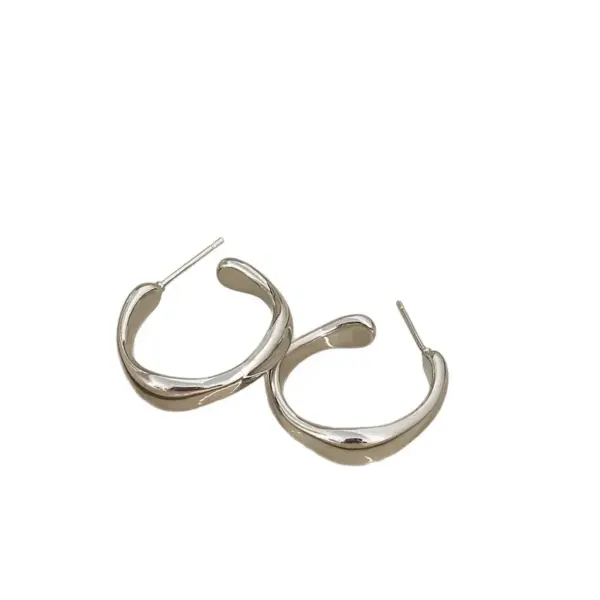 Wholesale Simple Style Circle Stud Earrings For Women In Golden Alloy Material