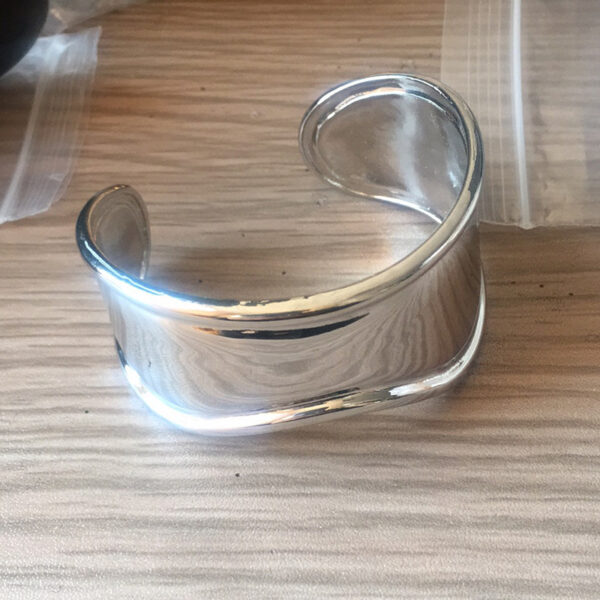 oly-65e8eaa5013cba5f7cb699b4b93750ec Wholesale fashionable women's bracelets, light luxury, elegant and simple jewelry