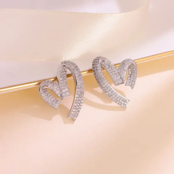 Wholesale Heart Shape Electroplated Copper Earrings For Women With Zircon Inlay And Water Plating Process