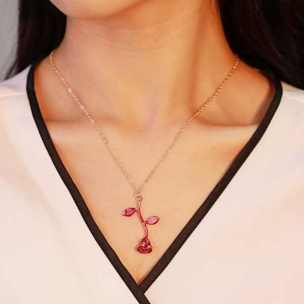 Wholesale Romantic Valentine's Day Rose Necklace Stereo Flower Pendant Collarbone Chain Gift for Girlfriend