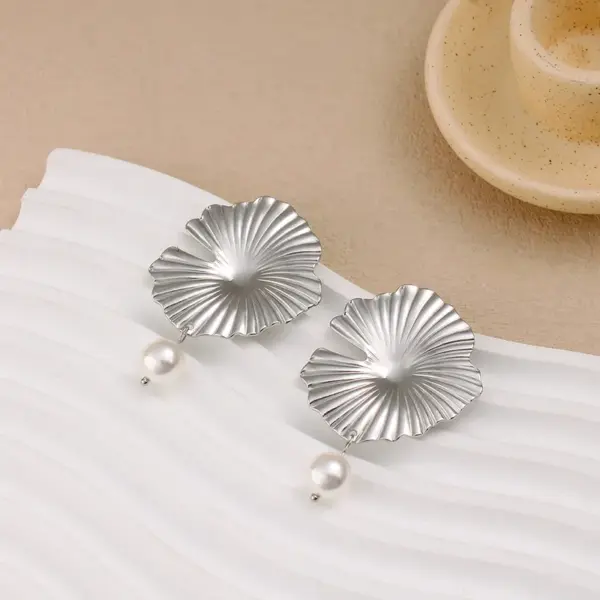 Wholesale 304 Stainless Steel Chrysanthemum Daisy PVD Coated 18K Gold Real Gold Plated Vacation Waterproof Non Tarnish Gold Silver Drop Earrings