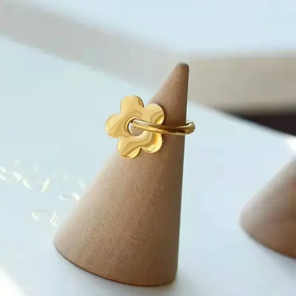 Wholesale PVD Coated Real Gold Plated Flower Titanium Steel Retro Waterproof Non Tarnish Earrings