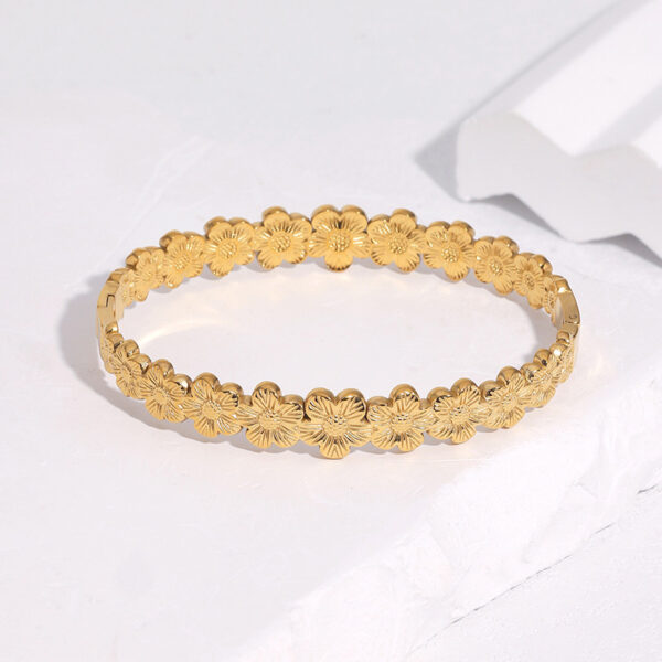 Wholesale Stainless steel buckle bracelet, gold-plated waterproof flower titanium steel bracelet