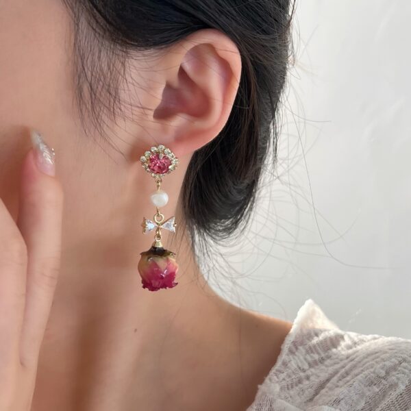 Wholesale ins elegant elegant elegant eternal flower earrings female niche design retro Mori Freshwater Pearl Rose earrings fashion