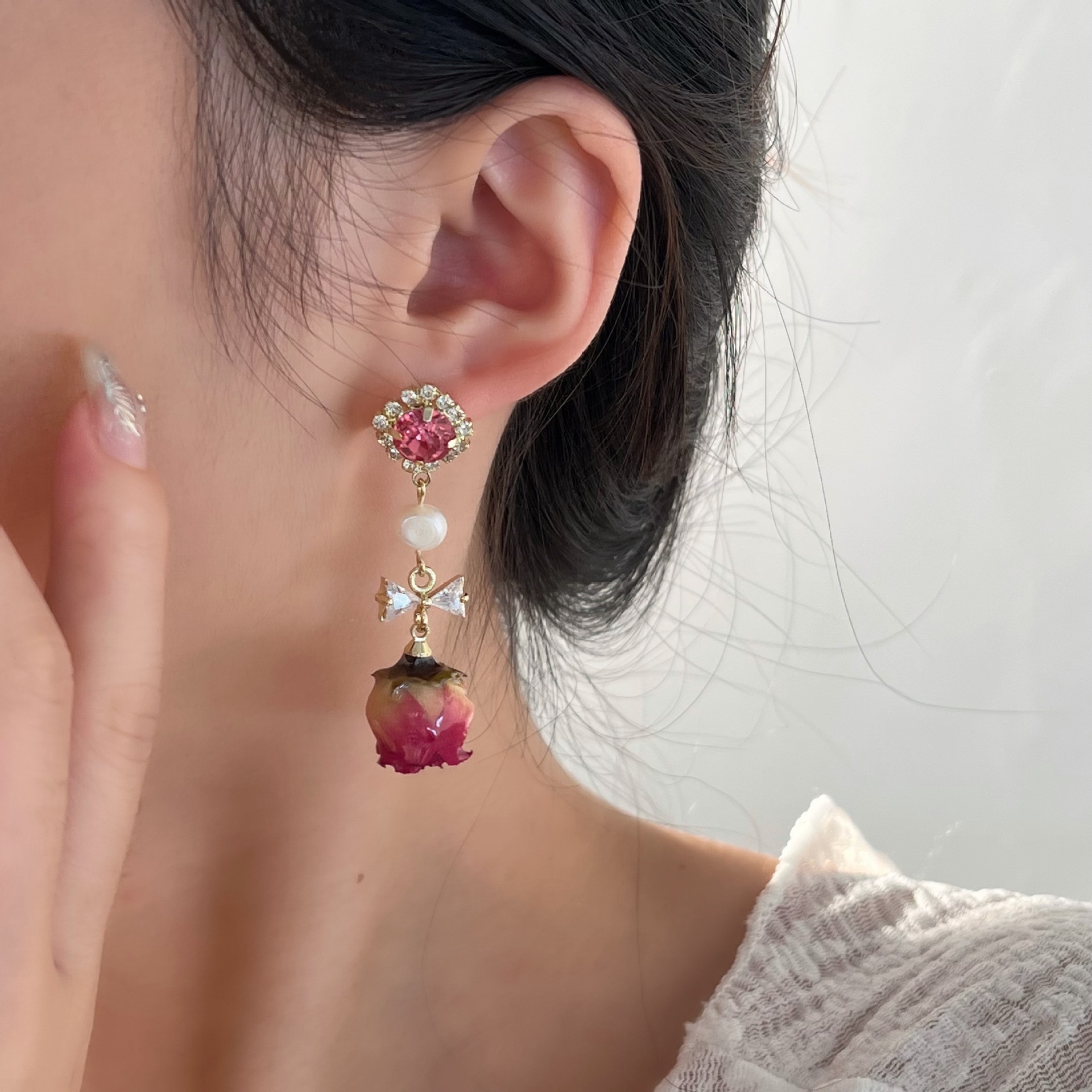 Wholesale ins elegant elegant elegant eternal flower earrings female niche design retro Mori Freshwater Pearl Rose earrings fashion