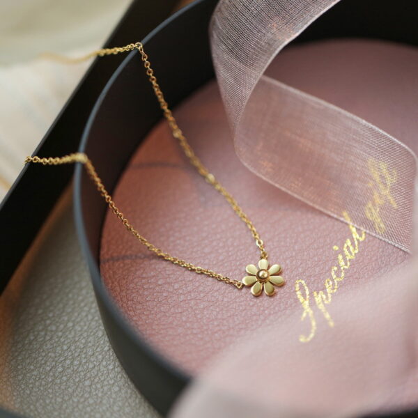 Wholesale  States wholesale Daisy necklace women's clavicle chain simple sunflower sweater chain cold wind Valentine's Day