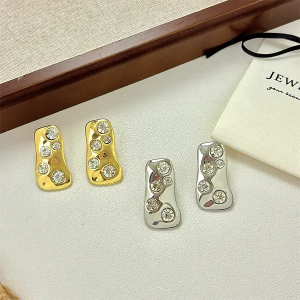 Wholesale Lugong New Alloy Diamond Embedded Women's Fashion Ear Cuff Wrinkled Leather Stylish Commute Personality Ear Jewelry