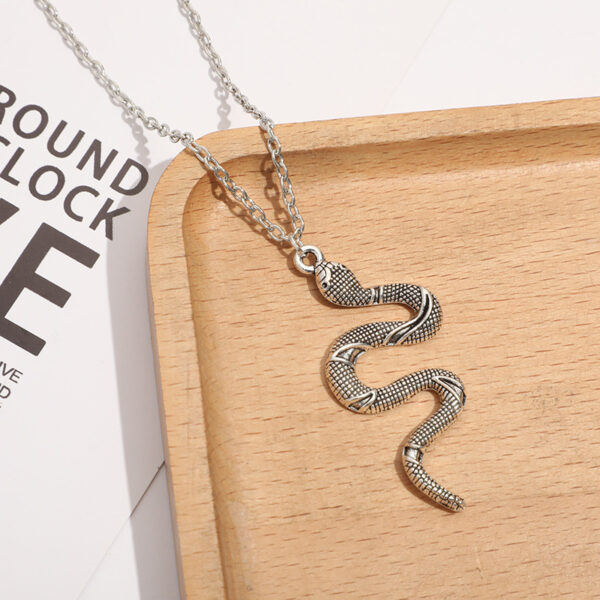 Wholesale Popular Jewelry Snake-Shaped Element Necklace Personalized Fashion Retro Snake Pendant Sweater Chain for Women