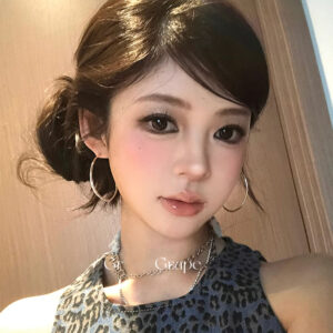 E2455 silver 5cm-plain hoop earrings model wearing style