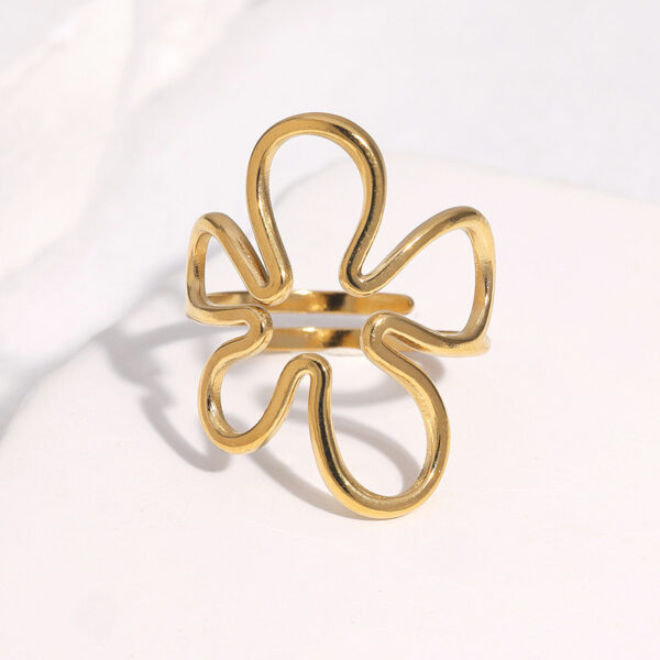 Wholesale Titanium steel openwork flower ring, stainless steel ring that won't fade.