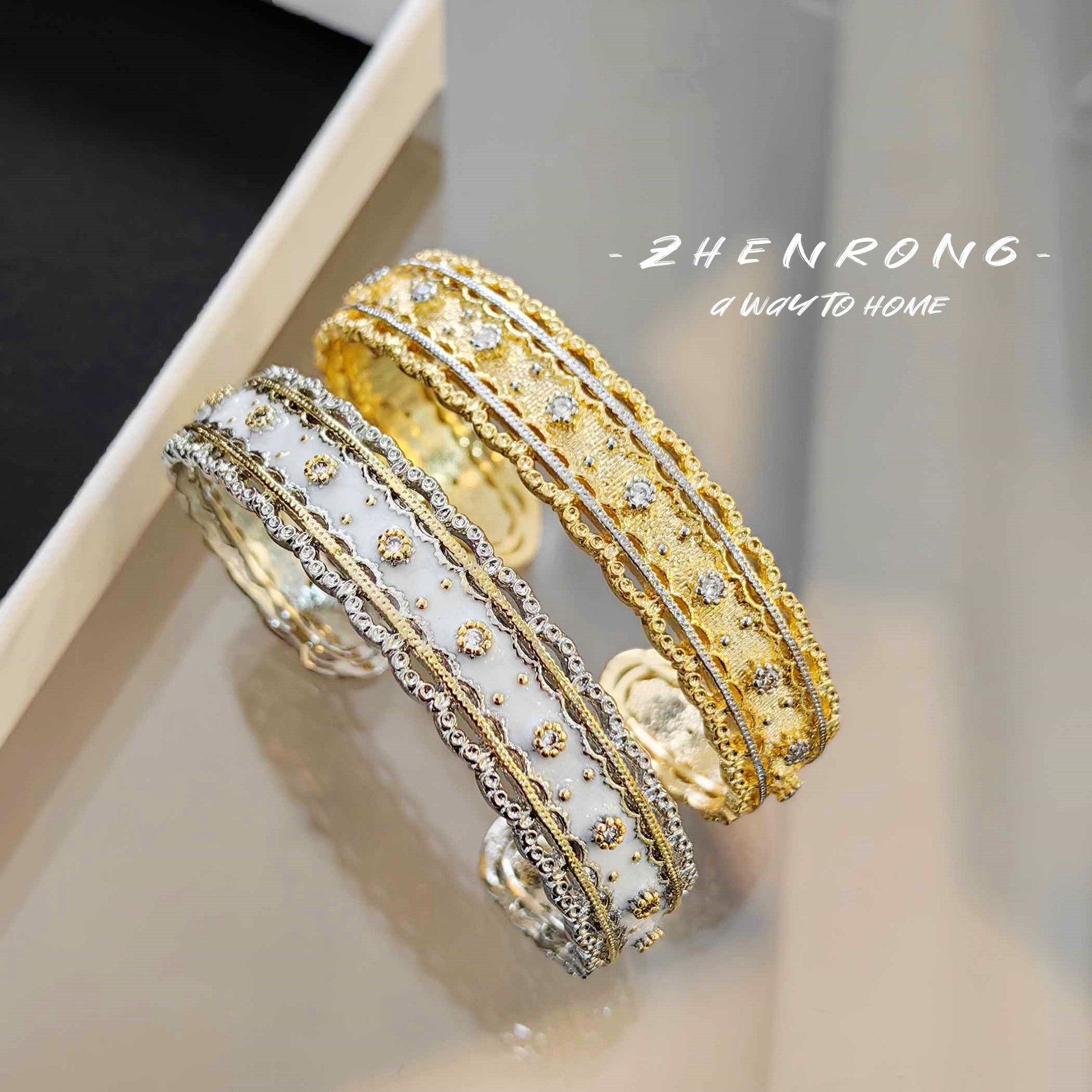 Wholesale Italian Court Style Buchi Family Manli Wreath Bracelet Counter with Textured Carved Gold Baking Paint Full Diamond Bracelet for Women