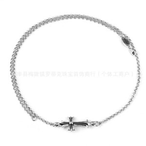 Single cross necklace