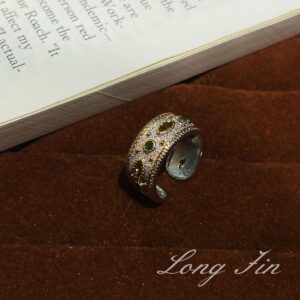 J042 green horse eye