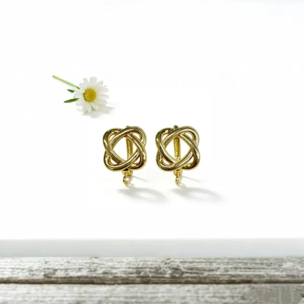 Wholesale Geometric Smooth Stud Earrings For Women In Copper With Golden Plated Water Plating And 0.03µm-0.05µm Thickness