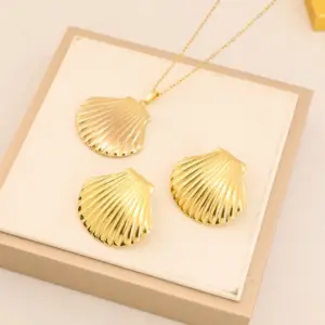 Wholesale Waterproof Non Tarnish Shell Stud Earrings For Women With 0.03µm 18K Real Gold Plated 304 Stainless Steel Water Plating