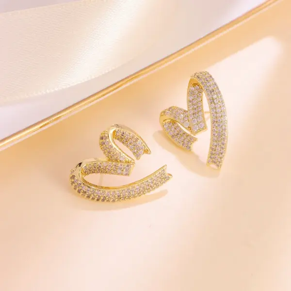 Wholesale Heart Shape Electroplated Copper Earrings For Women With Zircon Inlay And Water Plating Process