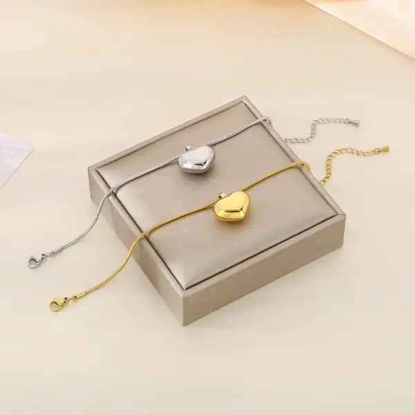Wholesale Ion Plating (IP) 18K Gold Plated Heart Shape 304 Stainless Steel Casual Simple Style Streetwear Waterproof Non Tarnish 304 Stainless Steel Bracelets
