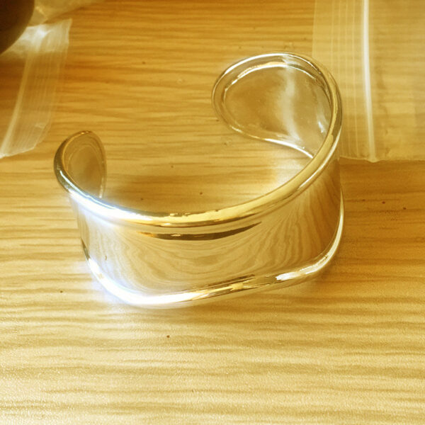 oly-757055fcec833b058cfe2310066cf82c Wholesale fashionable women's bracelets, light luxury, elegant and simple jewelry