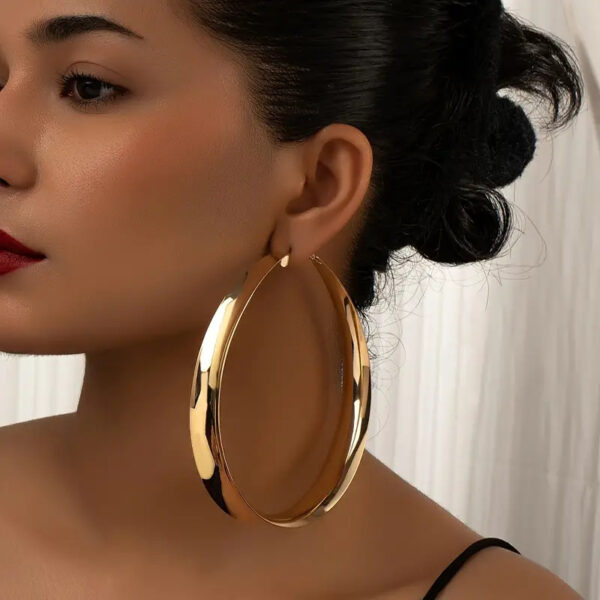 oly-77dd2567e514845209bcc96fc2c1ab47 Wholesale golden circle shape plain ring flat earrings retro personality exaggerated simple design earrings