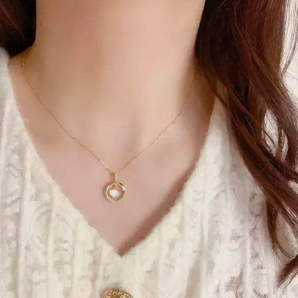 Wholesale Women’s Circle Pendant Necklace With Artificial Rhinestones Inlay, 18K Real Gold Plated Copper, Water Plating On Cable Chain