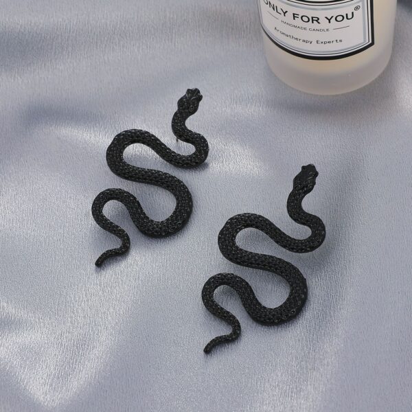 Wholesale Retro Exaggerated Snake Earrings Fashion Punk Geometric Alloy Carved Animal Snake Earrings Earrings