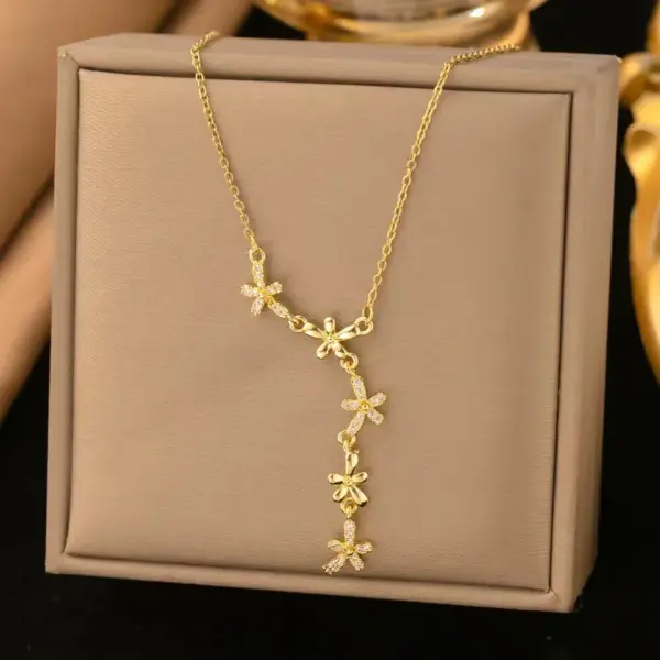 Wholesale Flowers Inlay Necklace For Women With 18K Real Gold Plated Copper And Artificial Rhinestones, Featuring Water Plating And Cable Chain