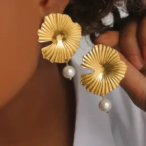Wholesale 304 Stainless Steel Chrysanthemum Daisy PVD Coated 18K Gold Real Gold Plated Vacation Waterproof Non Tarnish Gold Silver Drop Earrings