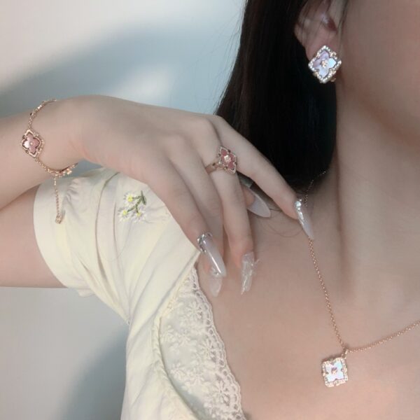 Wholesale Copper Italian brushed finish, natural pink mother-of-pearl three-flower bracelet, diamond-encrusted four-leaf clover clavicle chain.