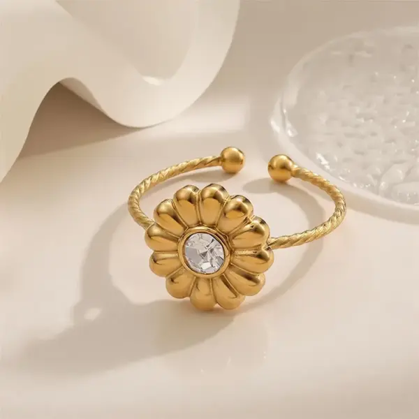 Wholesale Vintage Stainless Steel Ring With Zircon Flower Design 18K Vacuum Plated Non-Fading Eight-Pointed Star Ring Elegant Versatile Luxury Simple