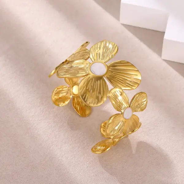 Wholesale Vintage Stainless Steel Women's Bracelet Four-Leaf Clover Petal Design High-Quality Jewelry Accessory
