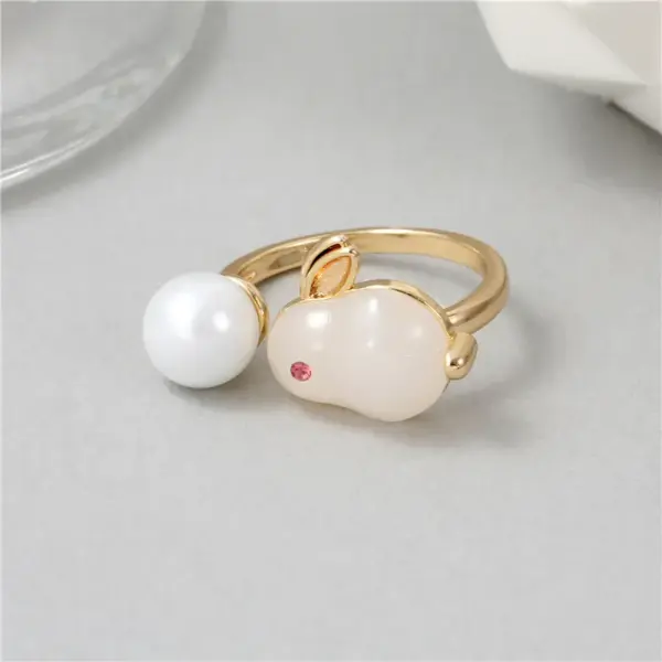 Wholesale Women’s Rabbit Ring In Electroplated Copper With Imitation Pearl Inlay, Simple Style
