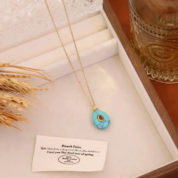 Wholesale Bohemian Water Droplets Pendant Necklace For Women With Gold Stone Texture And Rhinestone Inlay On Cable Chain