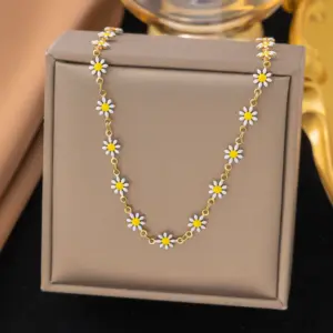 9 [Ah6140] White Daisy Necklace / Gold