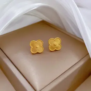 1 Pair of Ear Studs