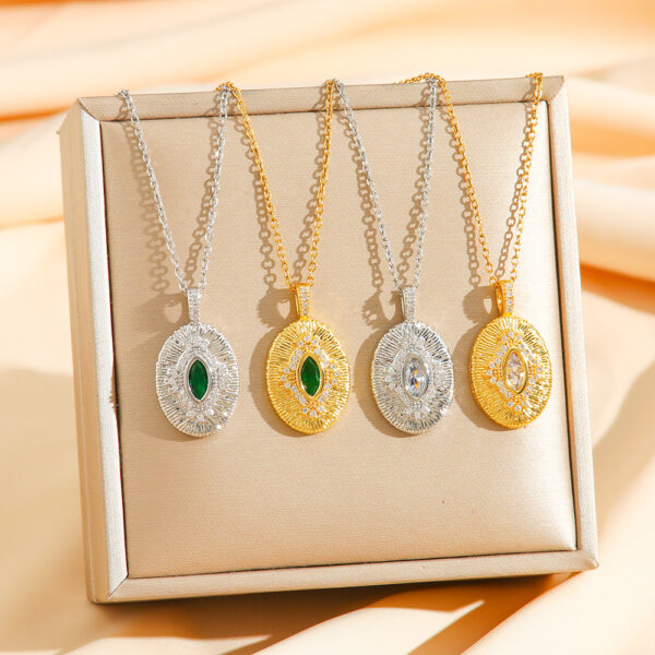 Wholesale Titanium steel colorfast, elegant and luxurious clavicle necklace accessory