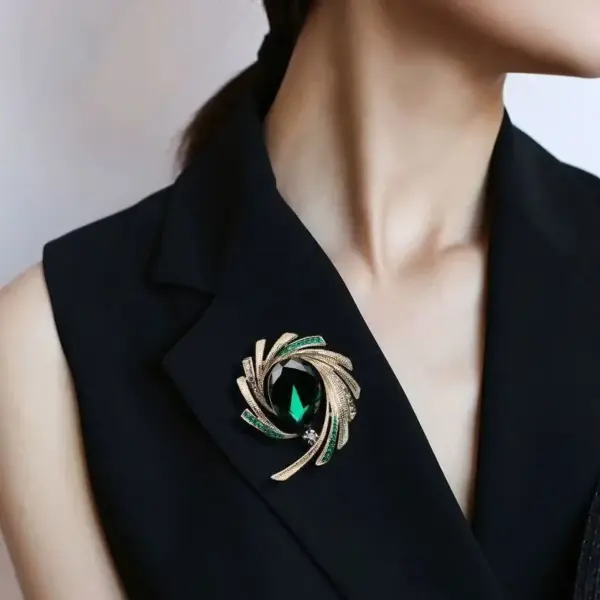 Wholesale New Fashionable Colorful Women's Brooch Pin Stylish Retro Accessory For Western Suit Anti-Light Zinc Alloy Jewelry