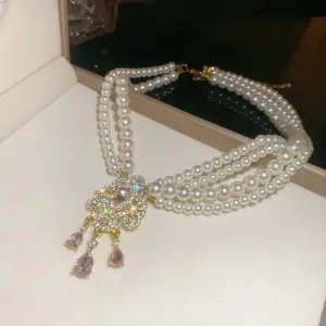 Necklace - White - / Pink
