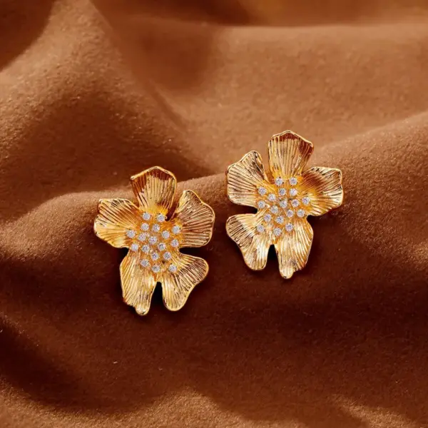 Wholesale Retro Floral Metal Zirconia Stud Earrings Women Simple Cold Style New Gold Color Ear Jewelry Bohemian Pattern Copper Material