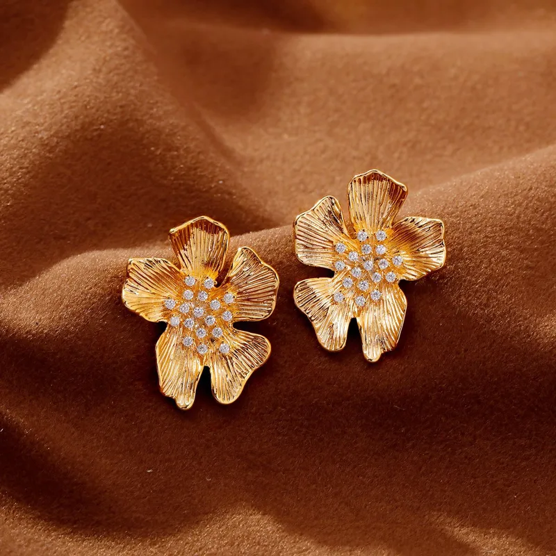 Wholesale Retro Floral Metal Zirconia Stud Earrings Women Simple Cold Style New Gold Color Ear Jewelry Bohemian Pattern Copper Material
