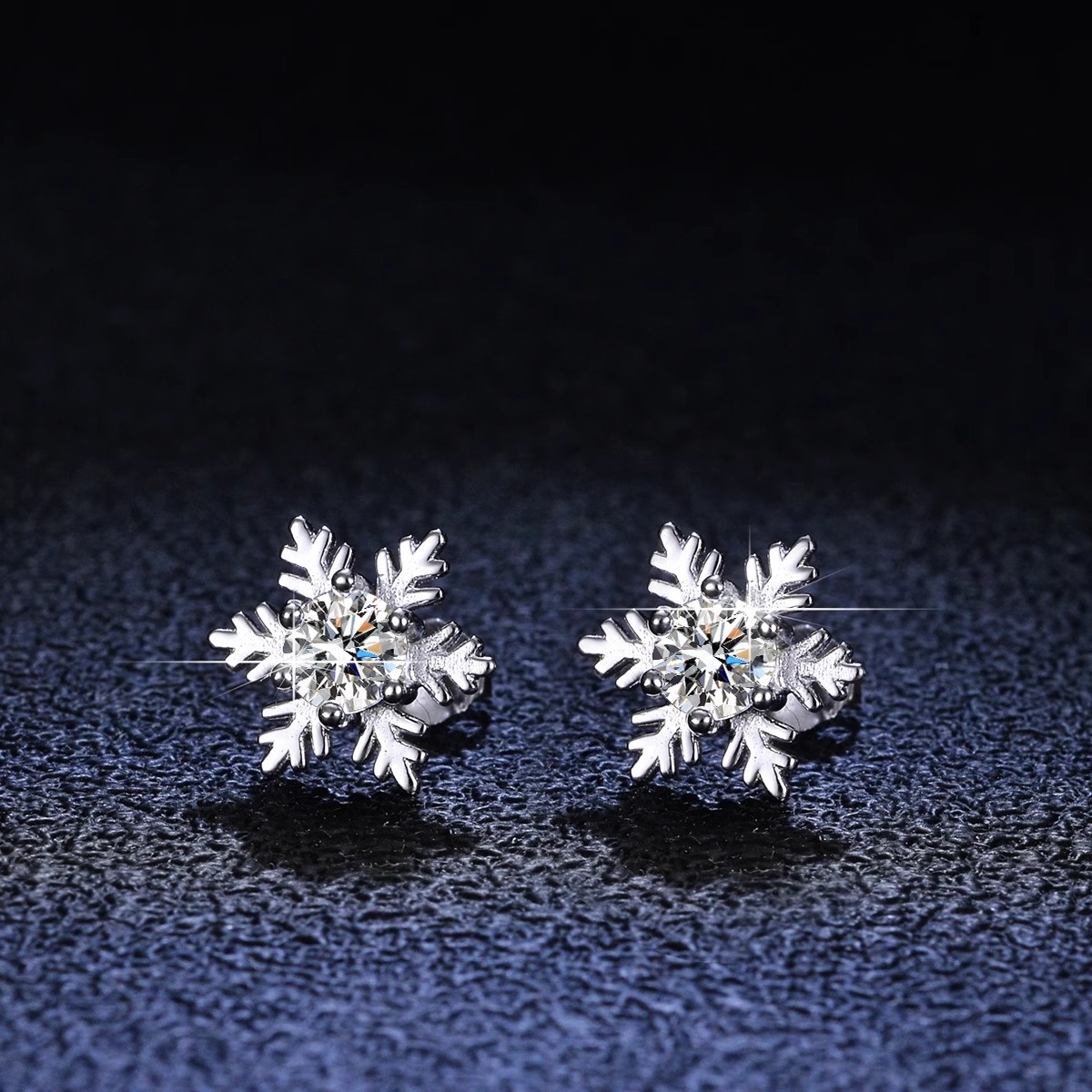 Wholesale Jiu Fengxiang S925 Sterling Silver Platinum-Plated Snowflake Six-Prong Simple Elegant Earrings with a High-End Design, a Gift for Girlfriend