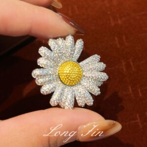 D509 small daisy brooch