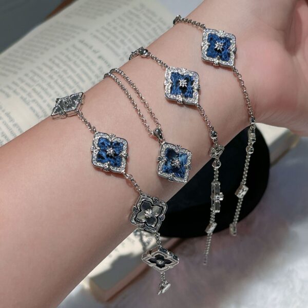 Wholesale Copper Italian brushed four-leaf clover blue Peter Pan set necklace and bracelet, retro court style, medium-sized, Buchi light luxury jewelry.