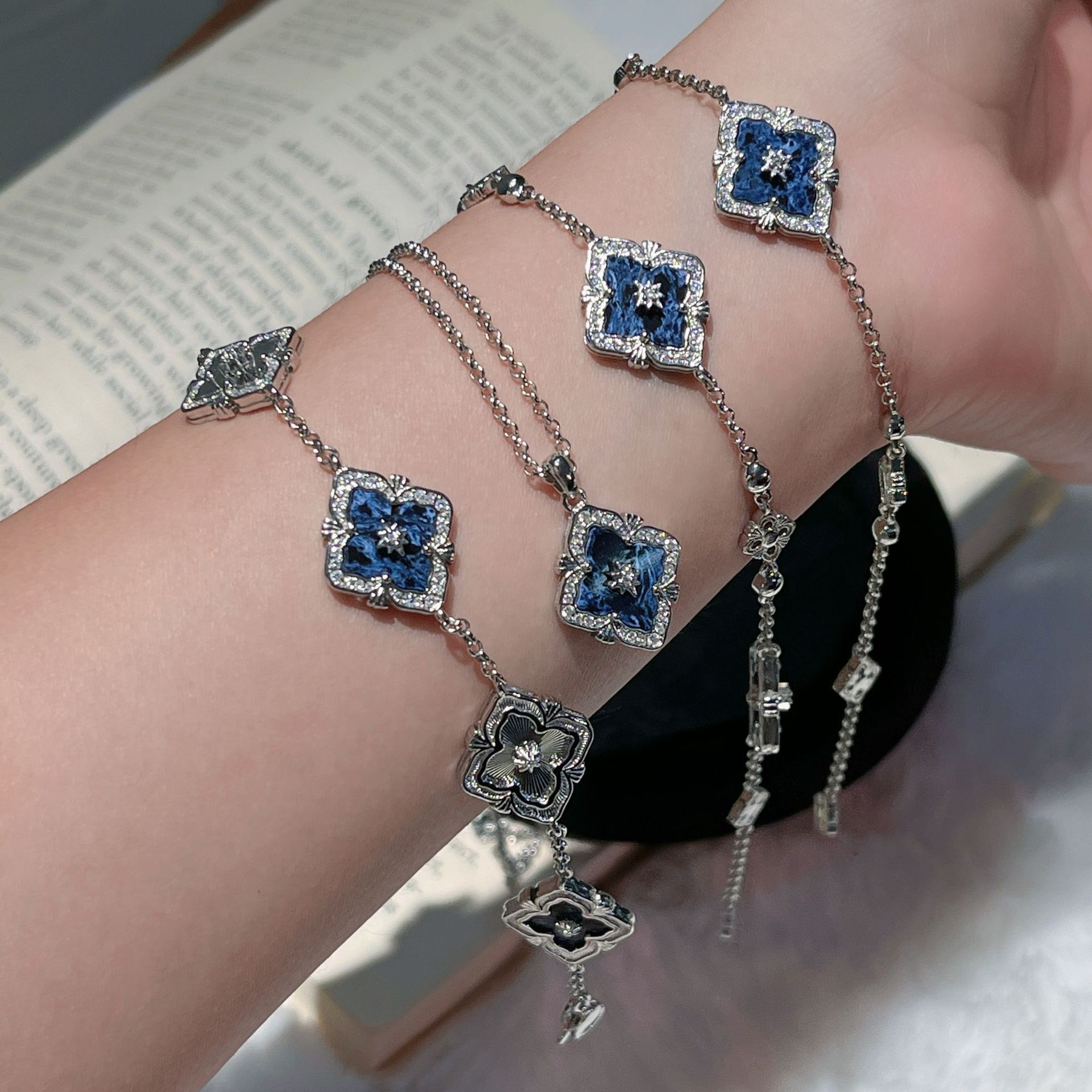 Wholesale Copper Italian brushed four-leaf clover blue Peter Pan set necklace and bracelet, retro court style, medium-sized, Buchi light luxury jewelr
