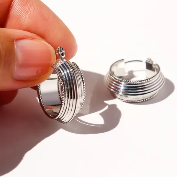 Wholesale Unique Classic Metal Stripe C-shaped Wide Ear Cuff Creative Gold Bead Gear Lace Vintage Earrings For Women Casual Versatile Ear Accessories 740